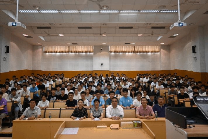 必赢242net举行2025级新生入学教育